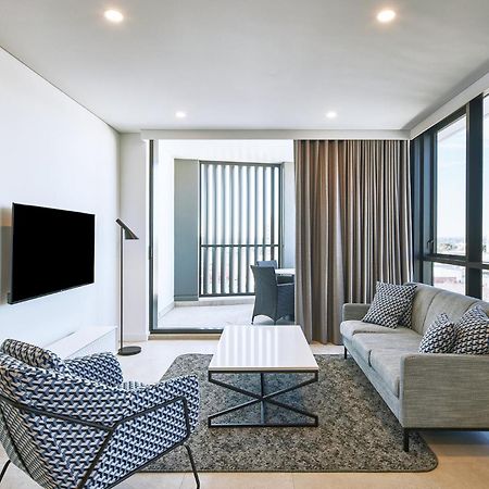 Meriton Suites リヴァプール エクステリア 写真 A living room in a typical apartment