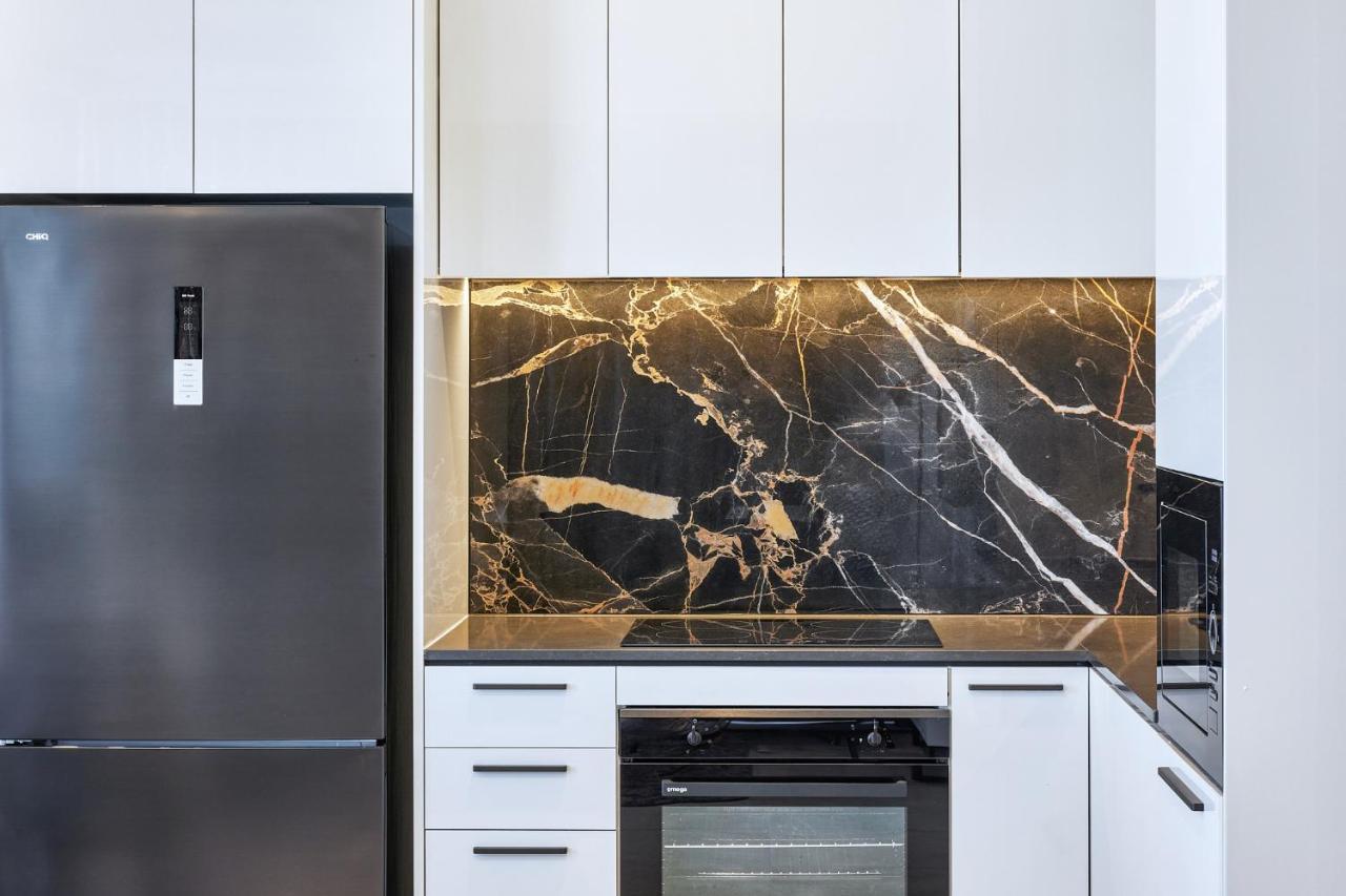 Meriton Suites リヴァプール エクステリア 写真 A kitchen with a black granite countertop