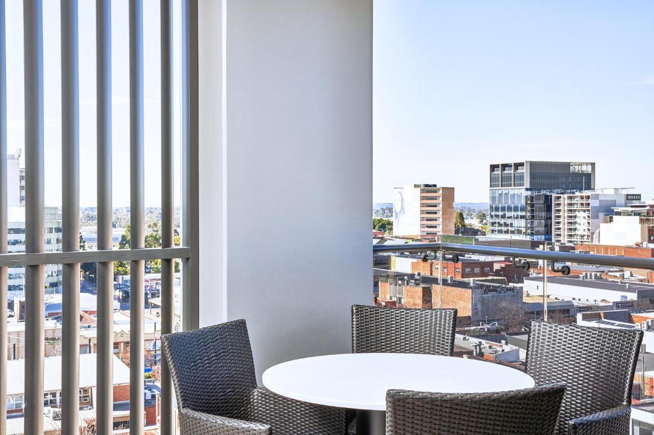 Meriton Suites リヴァプール エクステリア 写真 A balcony at the hotel