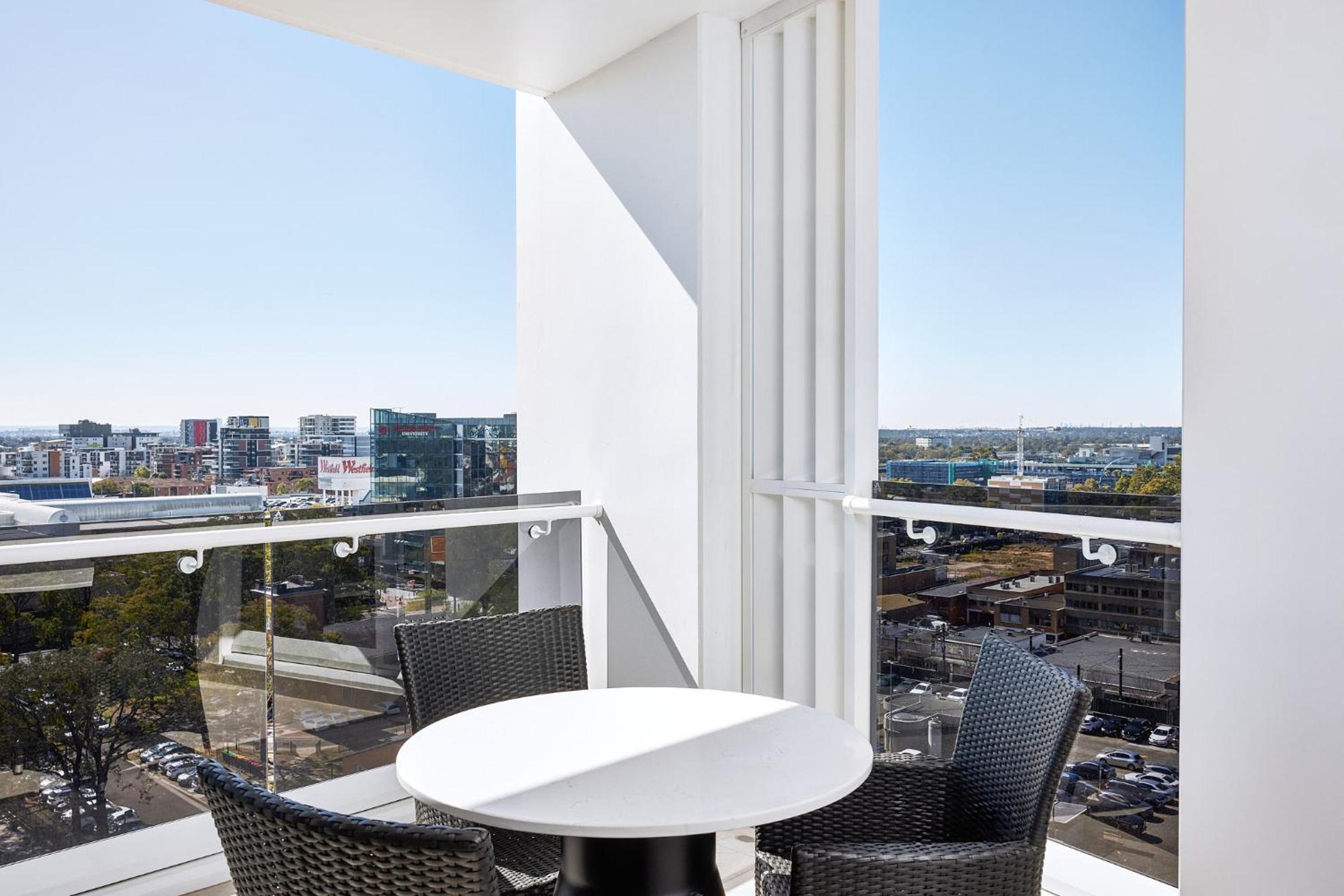 Meriton Suites リヴァプール エクステリア 写真 A balcony at the apartment