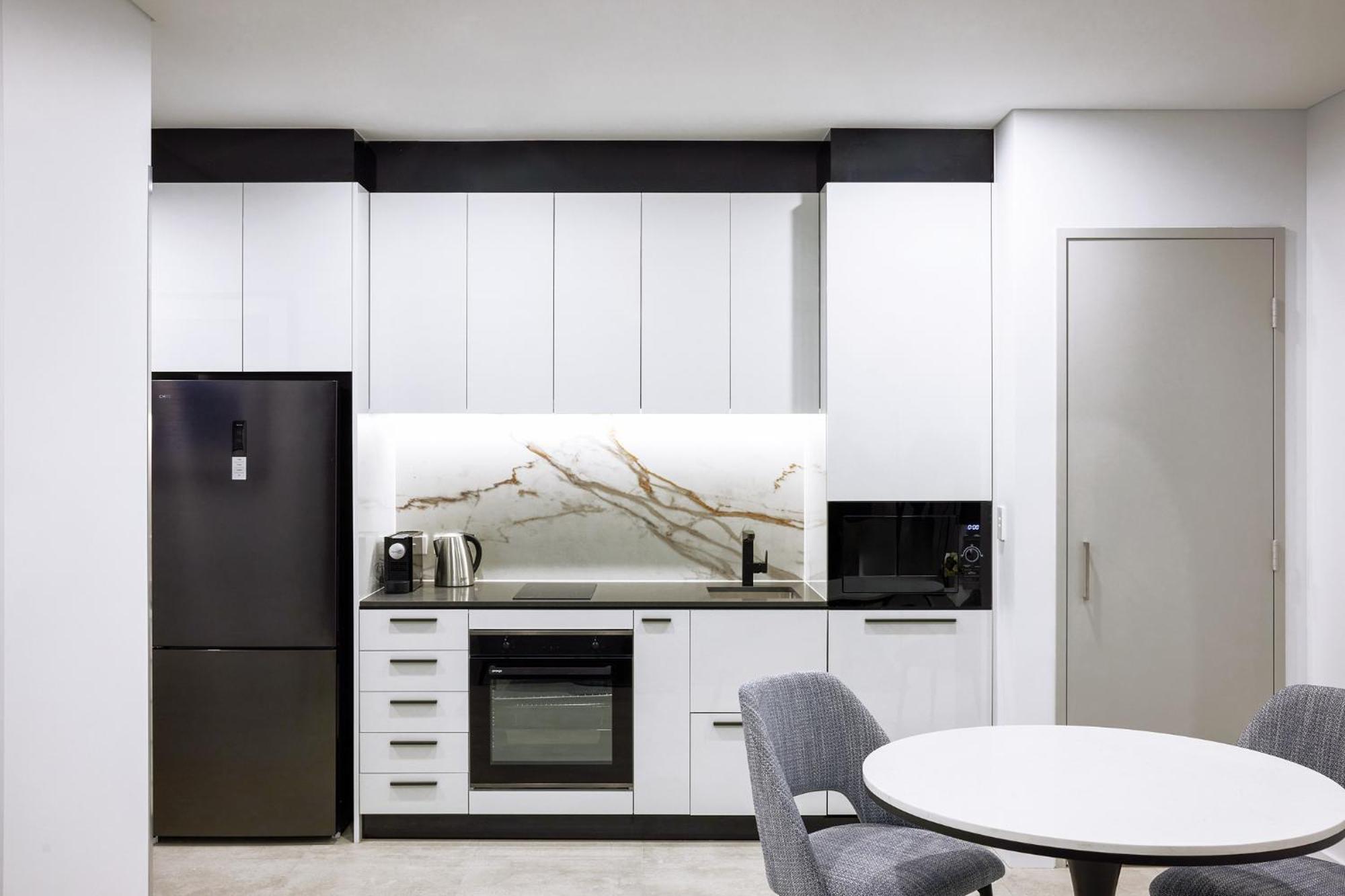 Meriton Suites リヴァプール エクステリア 写真 A modern kitchen